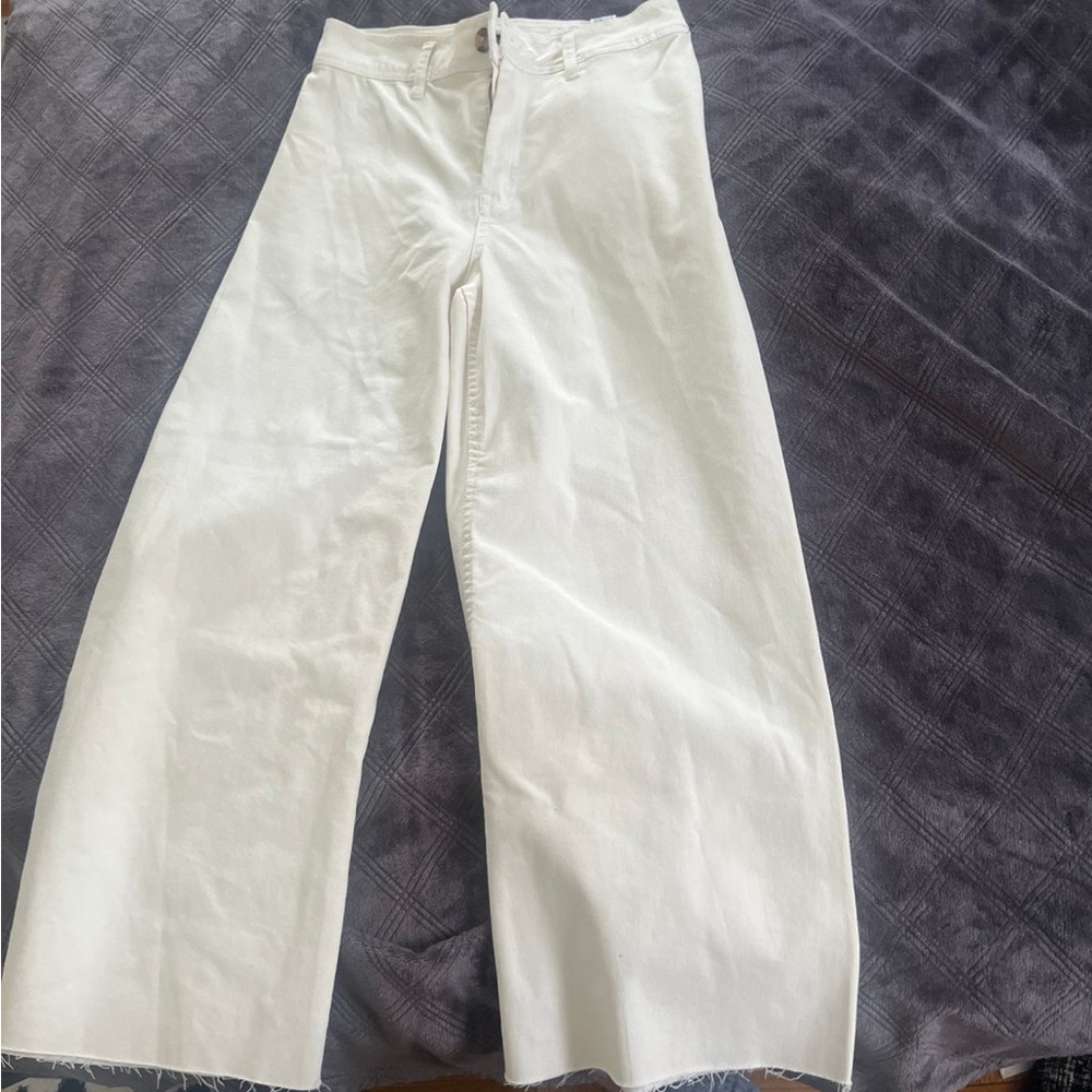 Chic white jeans
